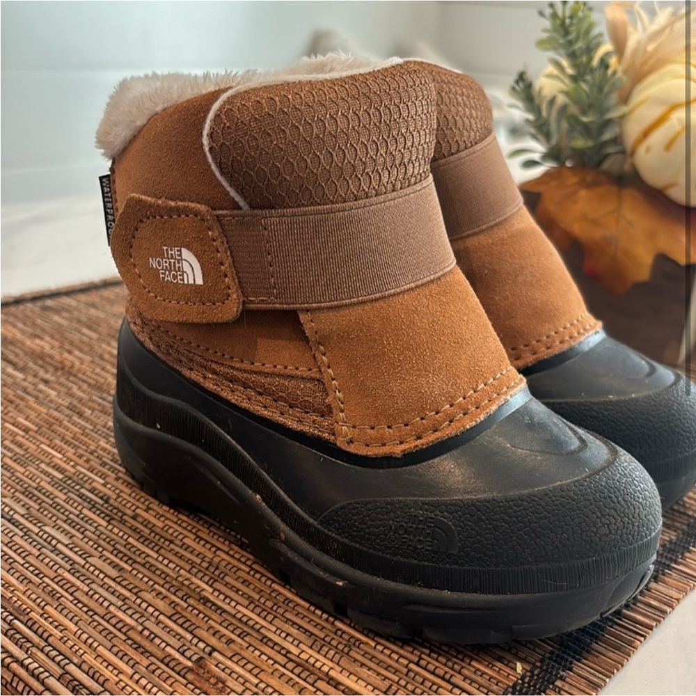 The North Face Alpenglow || Boots (9C)/ Color:
Toasted Brown